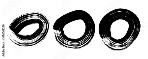 Set of black grunge brush strokes in circle form