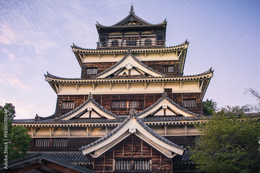 Fototapeta premium The Hiroshima Castle (広島城, Hiroshima-jō) at dusk. Also called Carp Castle (鯉城, Rijō), is in downtown Hiroshima (Japan) and it was the residence of the daimyō, a feudal lord of the 16th century.