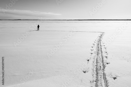 einsamer Skifahrer auf einer großen weiten Schneefläche