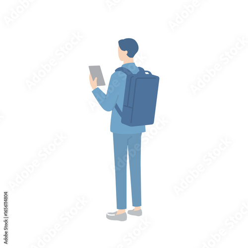 スマホを確認しているリュックを背負ったビジネスマンの後ろ姿