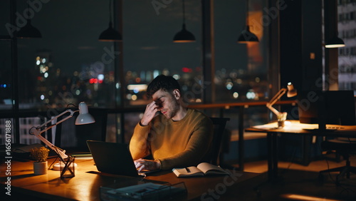 Φωτογραφία Overworked entrepreneur feeling eyestrain looking laptop at night workplace