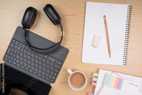 パソコンと本のある作業デスク