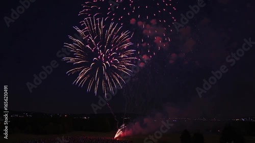 [Massive Fireworks] A Powerful Spectacle Filling the Night Sky