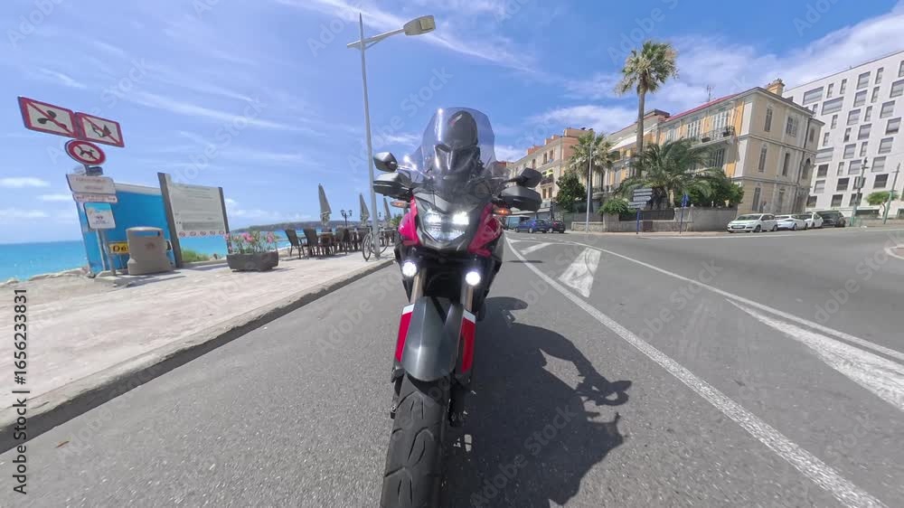 moto POV first person view dans les rues de Menton, sur la French Riviera