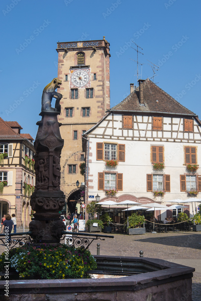 Obraz premium Situé au cœur du vignoble alsacien, Ribeauvillé fait partie des plus beaux villages du Haut Rhin en Alsace . Typique avec de nombreuses maisons colorées à colombages. Vue sur la Tour des Bouchers