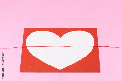 ハートと赤い糸で縁があるイメージ