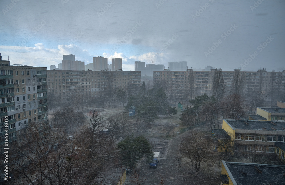 Obraz premium Heavy Snowfall Over Kyiv Residential Area