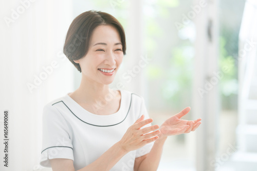 エステティシャン/セラピスト。彼女はカウンセリングをしている。 Free Download エステティシャン/セラピスト。彼女はカウンセリングをしている。 - GFXLoad