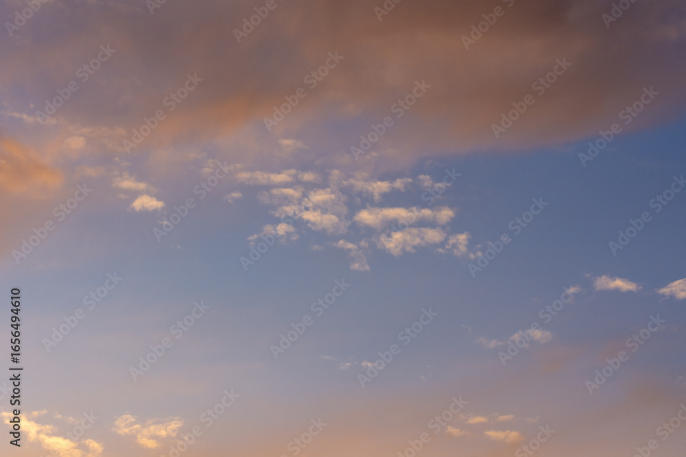 Obraz premium The amazing color of the evening sky and the pattern of clouds on it.