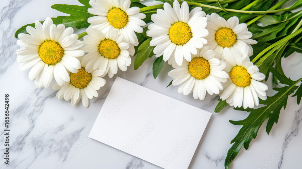 Obraz premium Daisy Bouquet with Card: A close-up of a vibrant daisy bouquet, with its bright petals and yellow centers, rests near a blank card on a marble surface.