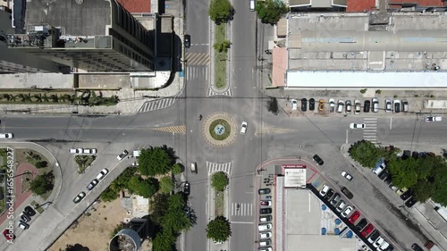 CIDADE DE JOÃO PESSOA, COM TRÂNSITO INTENSO E RODEADA POR MUITOS PRÉDIOS. UM CENÁRIO URBANO COM UM TRÂNSITO DE ASPECTO CINEMATOGRÁFICO (THE CITY OF JOÃO PESSOA, WITH HEAVY TRAFFIC AND SURROUNDED)