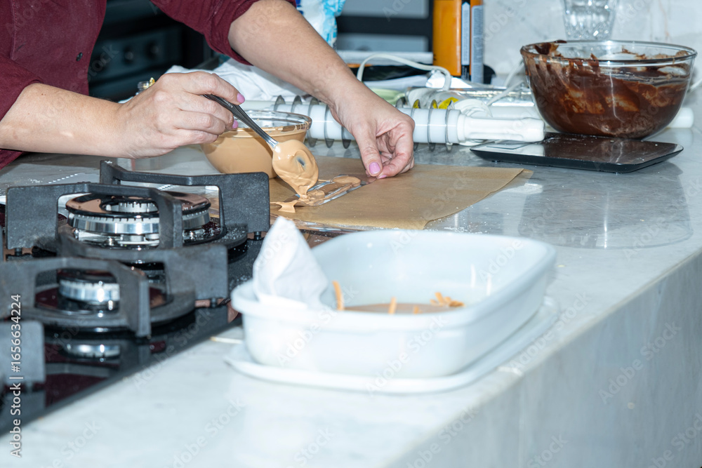 Fototapeta premium Chef making a delicate decoration with caramel chocolate.