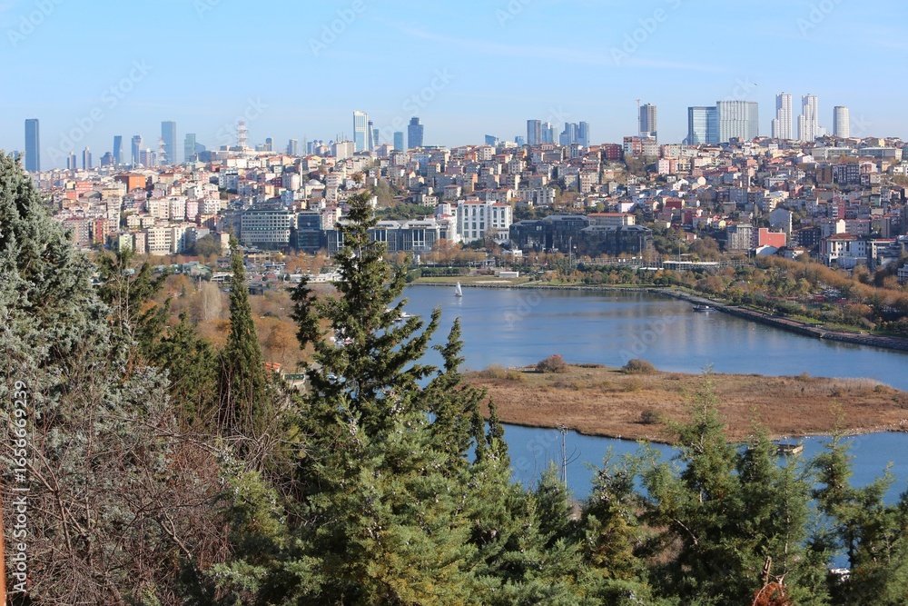 Obraz premium Panoramic view of Istanbul with Golden Horn, city neighborhoods, and modern skyscrapers in the skyline.
