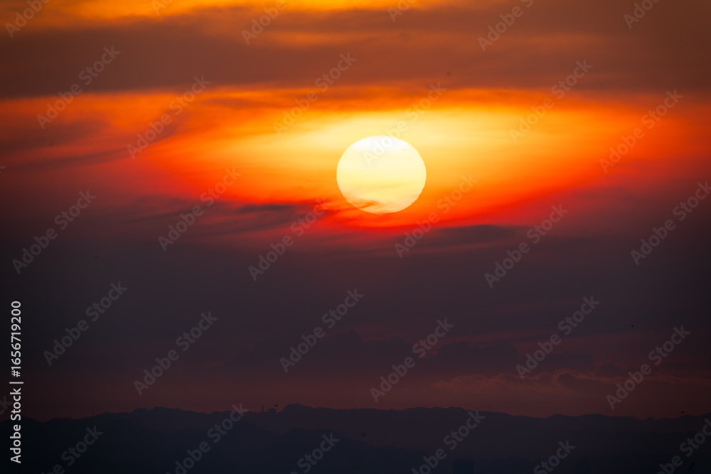 Obraz premium Radiant sunset with the sun emerging from clouds in Pinglin, Taiwan, on May 8, 2025, displaying pink and orange hues.