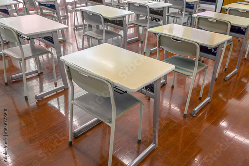 無人の教室に並ぶ机と椅子、学校、教室のイメージ