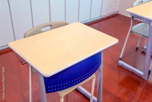 教室の机と椅子、学校、教室のイメージ