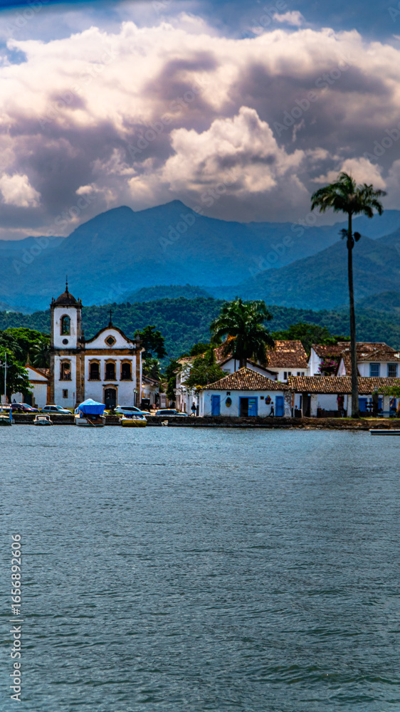 Fototapeta premium Arquitetura Colonial Brasil Cidade Paraty Paisagem Litorânea Porto Rio de Janeiro Colonial História Cultura Caminho Real Rota Ouro Artesanal Madeira Natureza Oceano Costa Barco Turismo Patrimônio