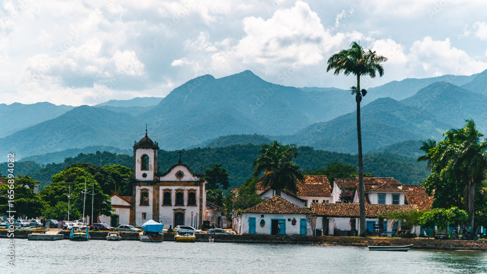 Fototapeta premium Arquitetura Colonial Brasil Cidade Paraty Paisagem Litorânea Porto Rio de Janeiro Colonial História Cultura Caminho Real Rota Ouro Artesanal Madeira Natureza Oceano Costa Barco Turismo Patrimônio