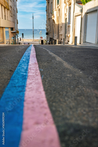 Route avec ligne rose et bleu