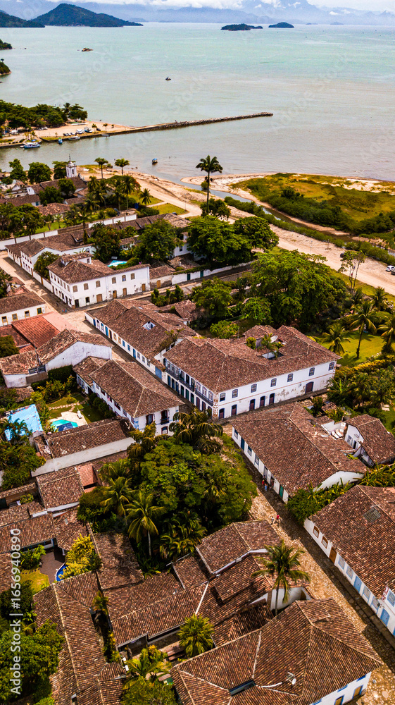 Fototapeta premium Paraty Paisagem Arquitetura Colonial Brasil Cidade Litorânea Porto Rio de Janeiro Colonial História Cultura Caminho Real Rota Ouro Artesanal Madeira Natureza Oceano Costa Barco Turismo Patrimônio