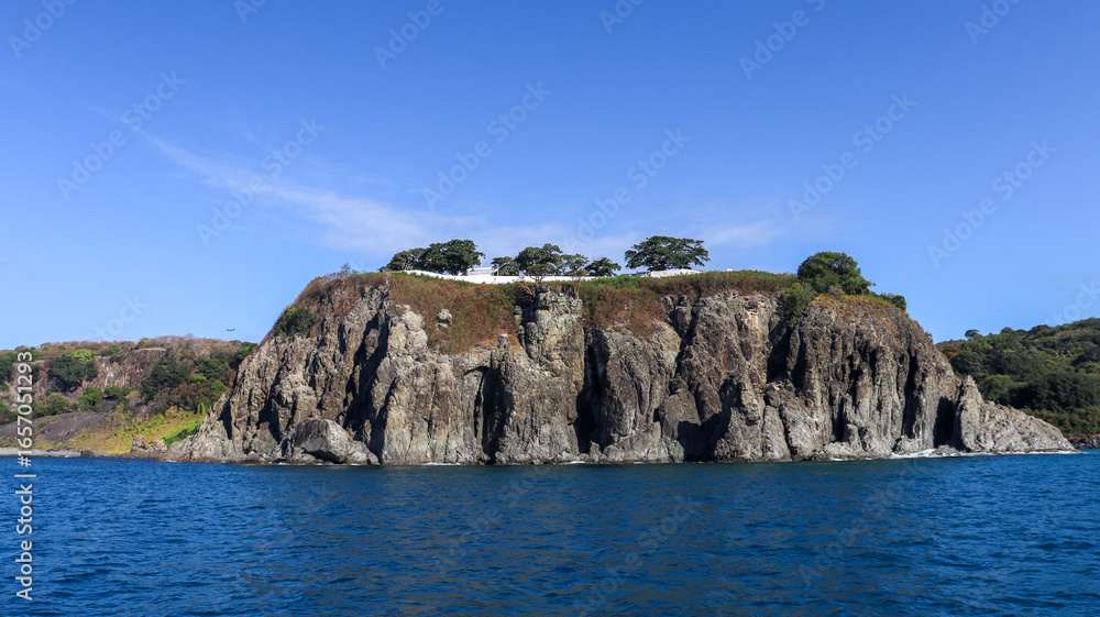Fototapeta premium O histórico Forte de Noronha, em pedra e com vista para o mar, representa o legado colonial e a harmonia entre patrimônio histórico e natureza tropical