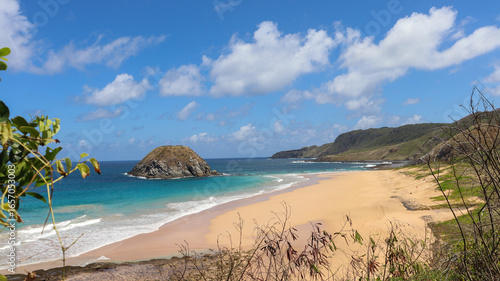 Detalhe da areia clara e extensa da Praia do Leão em Fernando de Noronha, Brasil, com mar azul ao fundo. Um cenário paradisíaco preservado no litoral nordestino