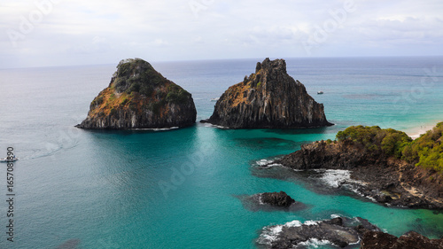 O Morro Dois Irmãos e a Baía dos Porcos formam um dos cartões-postais mais icônicos de Fernando de Noronha, com águas esverdeadas, rochas vulcânicas e cenário único do litoral brasileiro