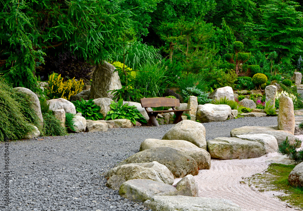 Fototapeta premium ogród japoński, ogrodowa ścieżka, drewniana ławka, żwirowa alejka i białe kamienie, japanese garden, Zen garden, garden path, piękny ogród, designer garden 