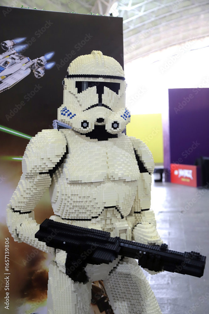 Naklejka premium Close-up of a statue of a Stormtrooper soldier from the Star Wars movie created with Lego blocks and displayed at an event