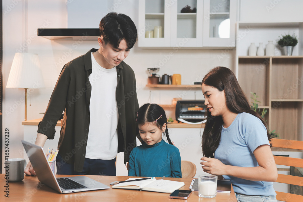 Obraz premium Family spends their free time together