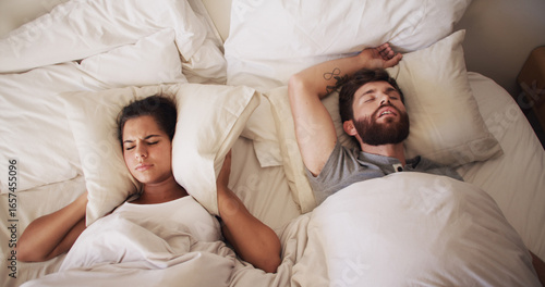 Foto Couple, bed and woman with man snoring, loud or noise with frustrated partner in home