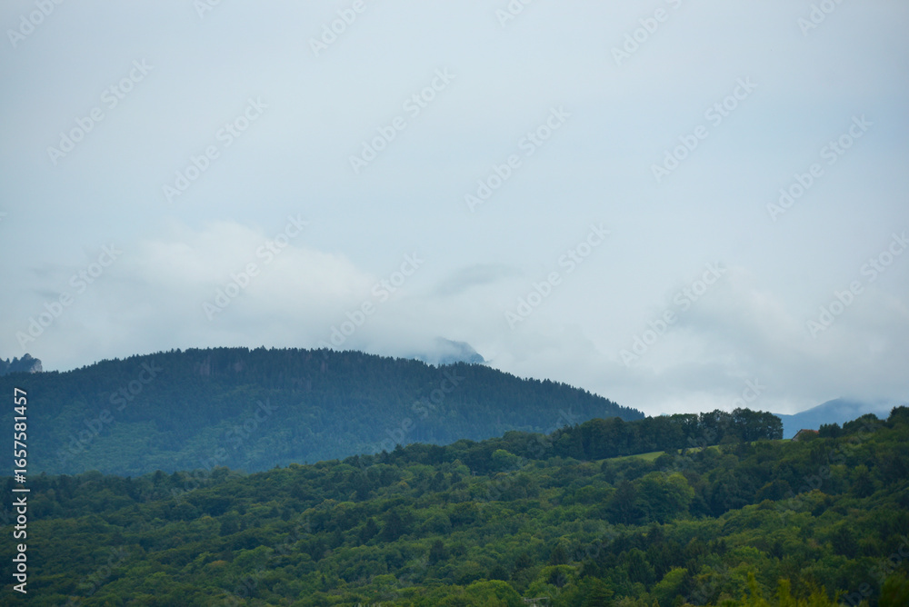 Obraz premium Neuvecelle, montagne et nuages