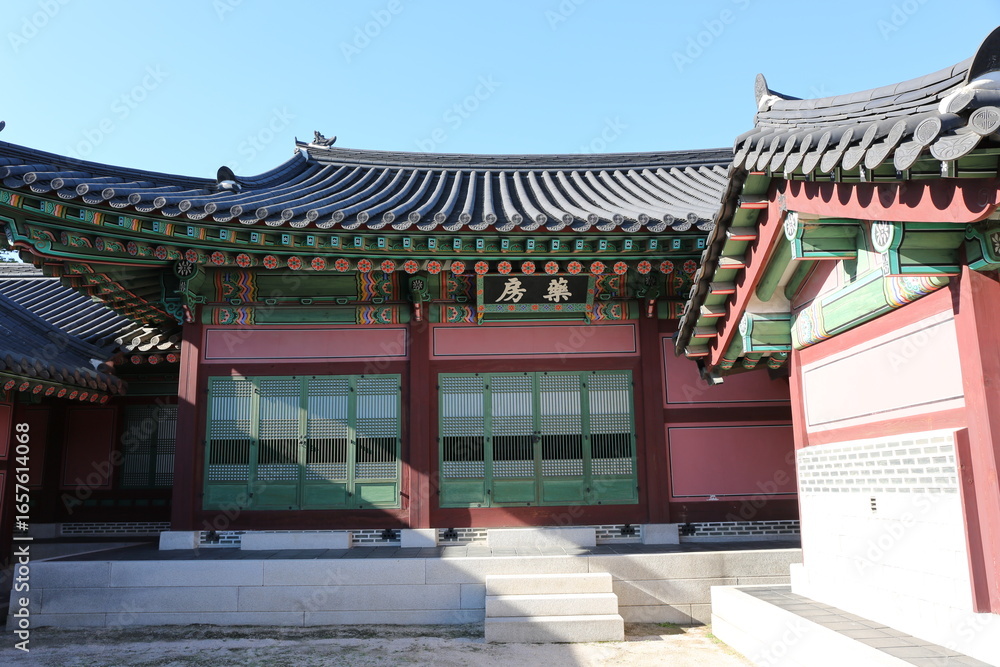 Fototapeta premium Traditional Korean Palace Architecture at Gyeongbokgung, Seoul, Korea