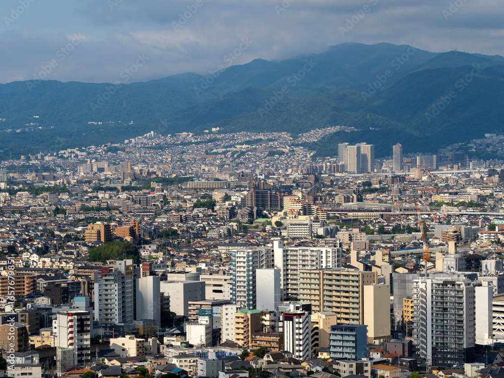 Obraz premium 朝日に照らされた都市の風景