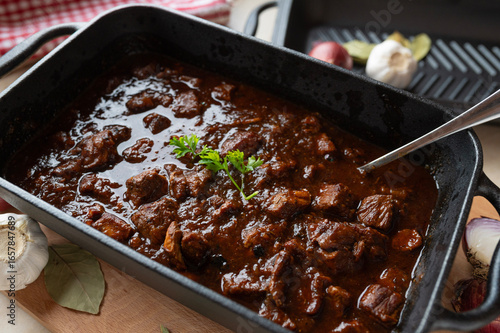 Fotografía Brown ale goulash with pork and beef meat