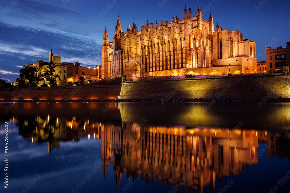 Fototapeta premium Palma de Mallorca Cathedral La Seu Illuminated at Night with Reflection in Water