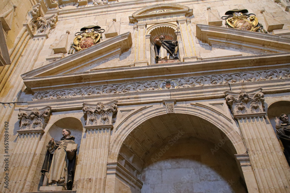 Obraz premium sculpted altarpiece in a chapel in the church of the st stephen (or san esteban) convent in salamanca in spain 