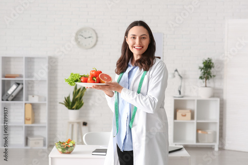 Young female nutritionist w...