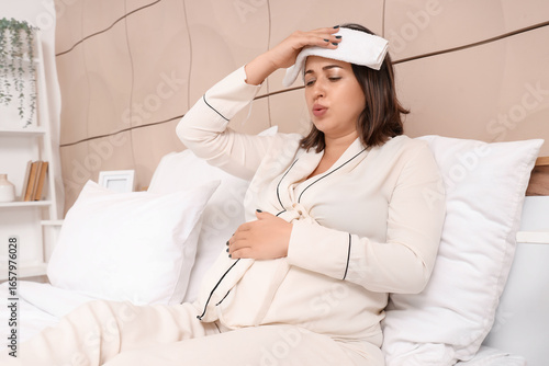 Pregnant woman feeling unwe...