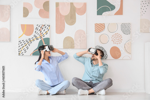 Young couple experiencing v...