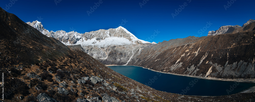 Φωτογραφία Beautiful landscape of snow capped glacier mountain and lake in tibet, China