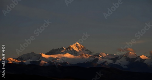 Foto Golden Sunrise Light on Snow-Capped Mountain Peaks - Cinematic Landscape Photogr