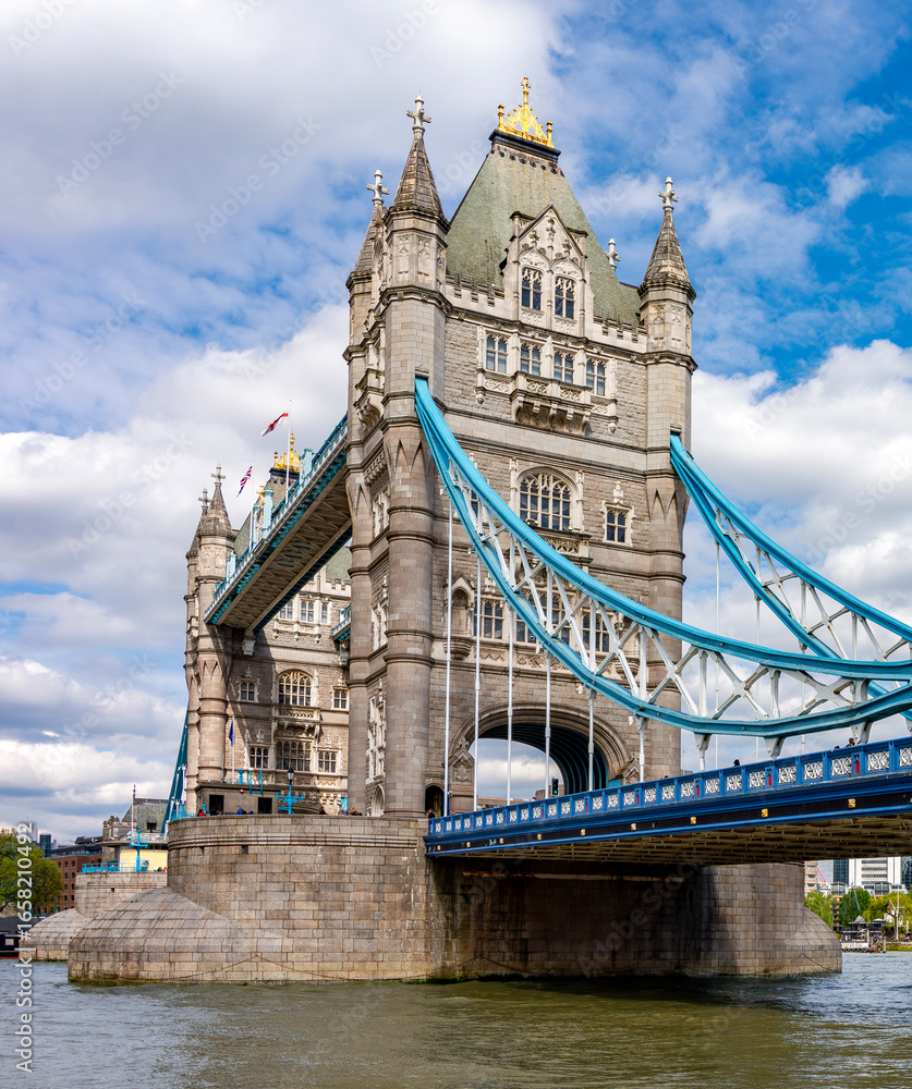 Obraz premium Famous Tower bridge over Thames river, London, UK