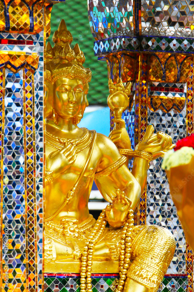 Fototapeta premium Erawan Shrine at Ratchaprasong, Bangkok, Thailand