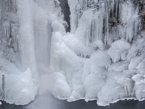 Wallpaper Mural 氷結する滝 Torontodigital.ca