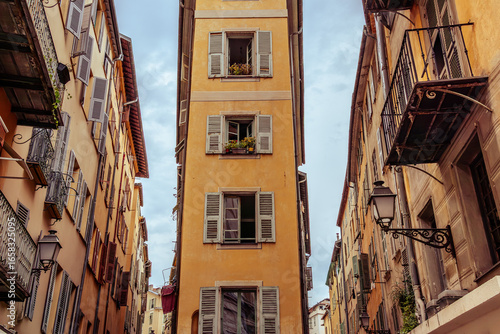 Façades pittoresques dans le vieux Nice près de la place Rossetti
