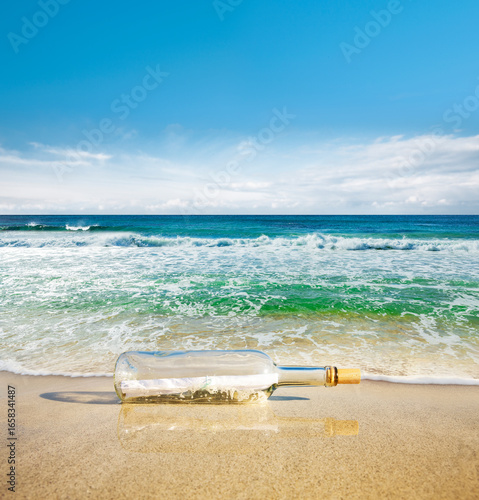 Flaschenpost in der Brandung an einem Strand