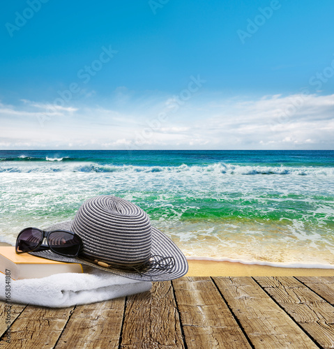 Holzveranda mit sonnenhut  an einem Tropischen Südseestrand