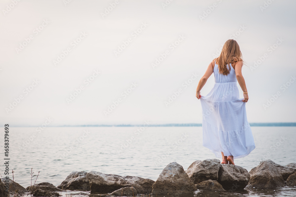 Mädchen / Wasser / Steine Mädchen / Wasser / Steine