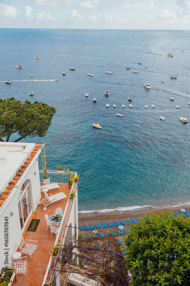 Obraz premium Boats and yachts on the turquoise sea of the Amalfi Coast